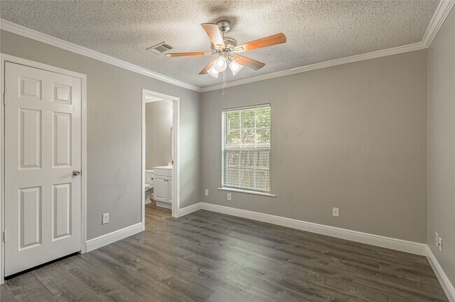 Building Photo - 164 Varsity Dr