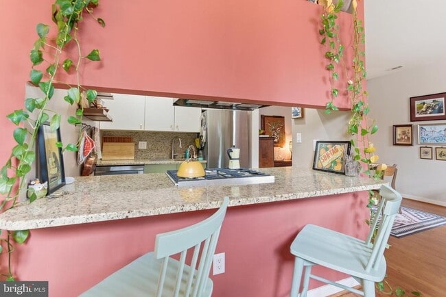 Building Photo - 122 W Henrietta St