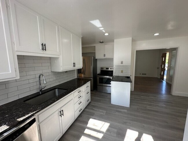 Building Photo - 1835 Downington Ave DUPLEX