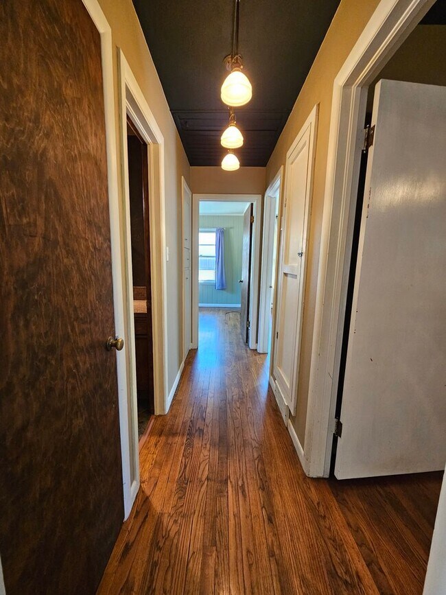 Building Photo - (3) Bed/(2) Bath in Core Norman! Pet Negotiable!