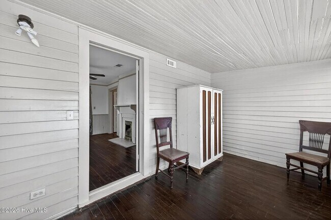 Building Photo - Ideal for Medical Professionals & Students – Spacious 5BR Near Downtown