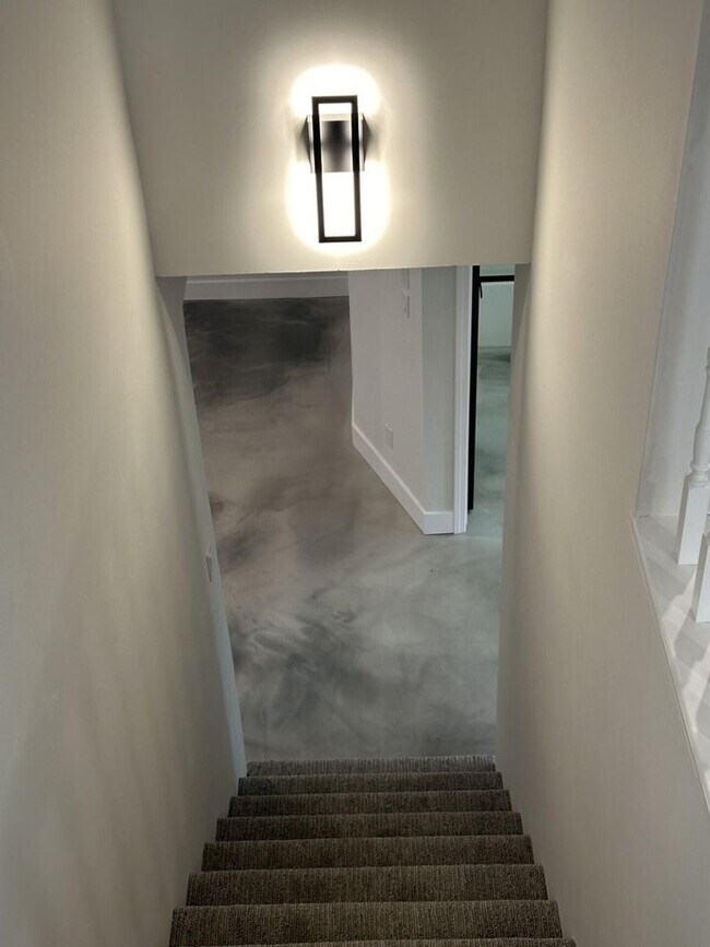 Building Photo - 5 Bed 4 Bath Home fenced yard