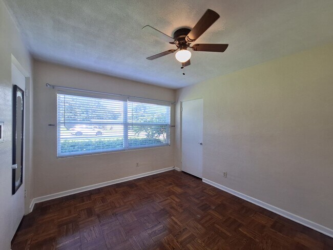 Building Photo - Stunning 4-Bedroom Home in Waterfront Esta...