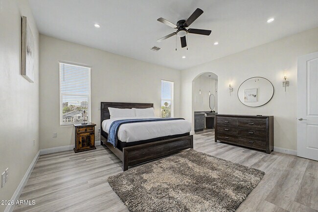 Building Photo - 1344 E Polk St