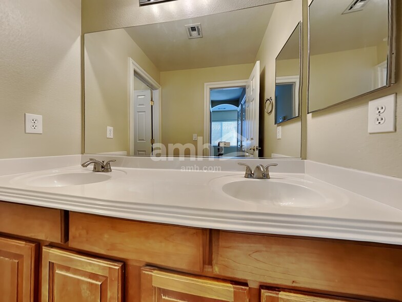Building Photo - 8845 Red Fox Dr