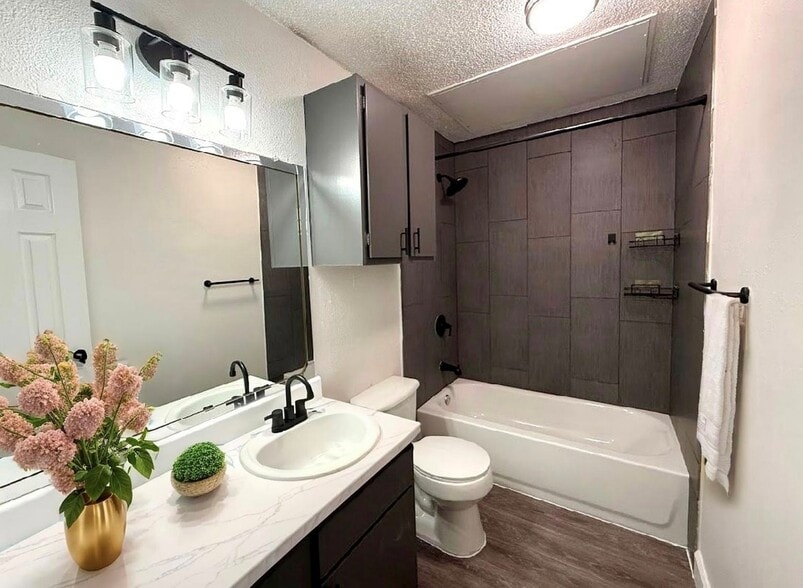 A1 512 SF - Bathroom - AI - Tramor at the Oaks Apartments