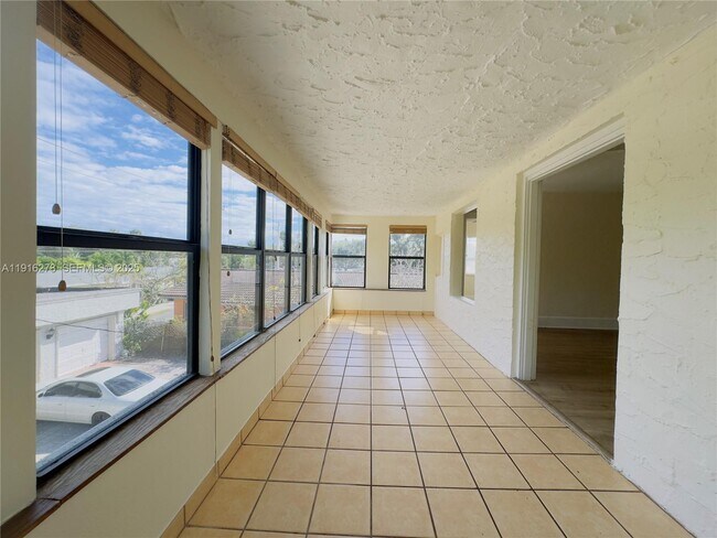 Building Photo - 1634 SW 4th Ave