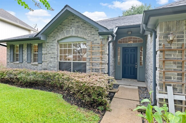 Building Photo - 211 Scarlet Maple Dr