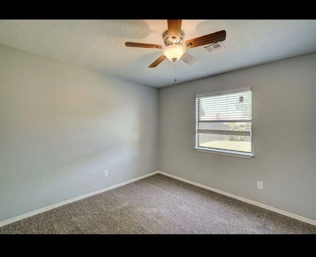 Building Photo - Beautiful newly remodeled home located in ...