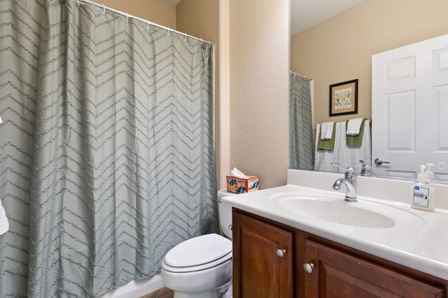 Building Photo - Stunning 2 bed 2 bath within walking distance to community center!