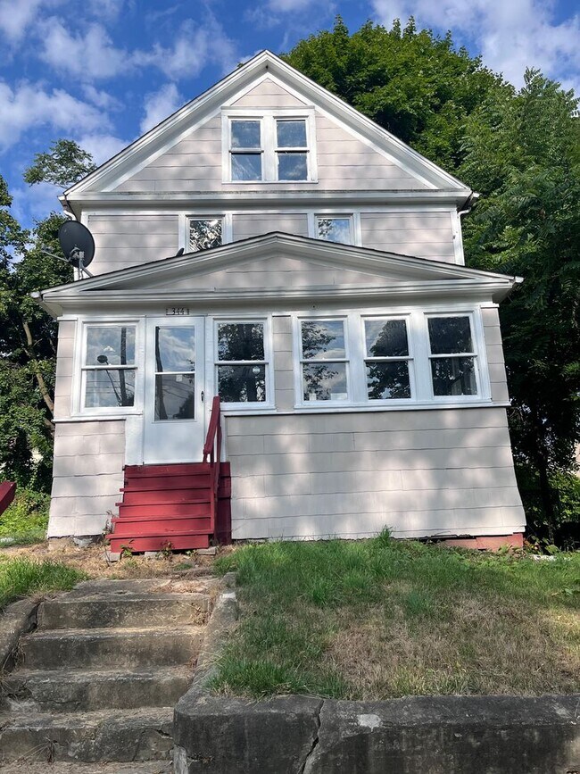 Building Photo - Charming Colonial in the Heart of Akron!