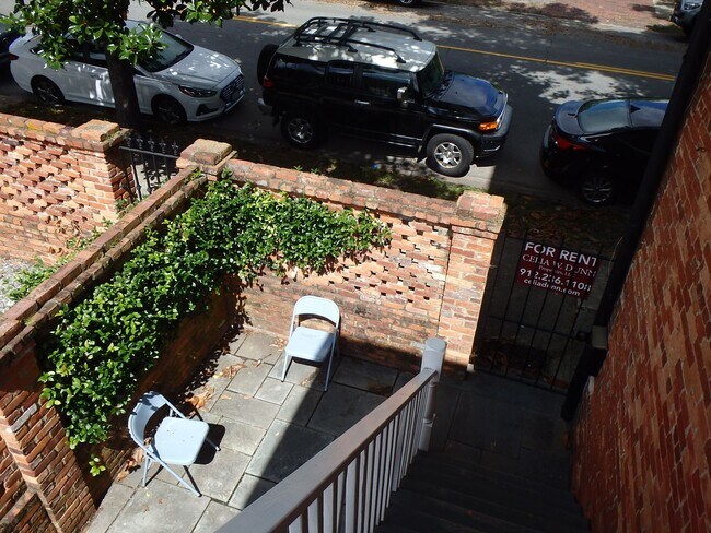 Building Photo - Two Bedroom Townhome Close to Forsyth Park