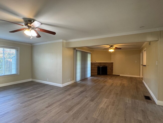 Building Photo - Three Bed, Two Bath Home in Stockton's Lin...