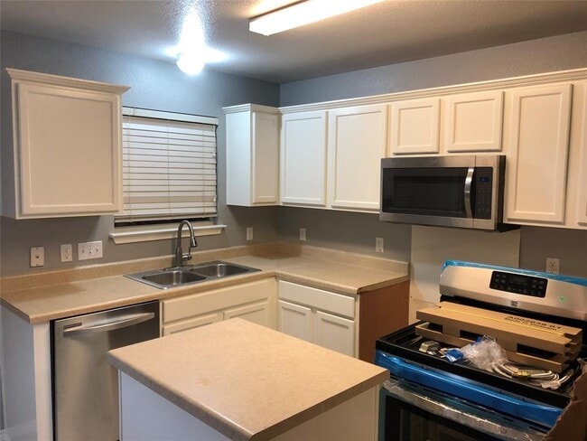 Building Photo - 2508 Jesse Owens Dr