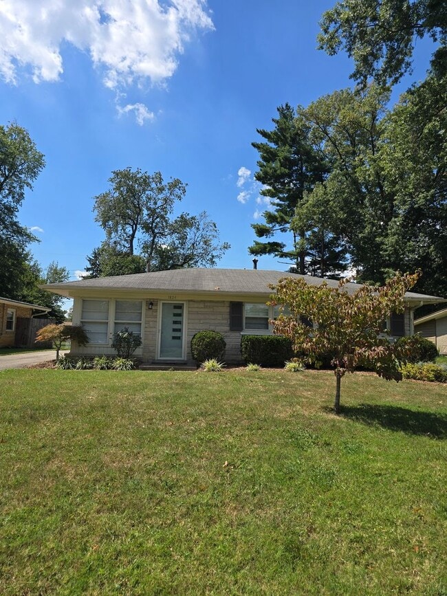 Building Photo - Newly remodeled 3 bed/1 bath home with a 1...