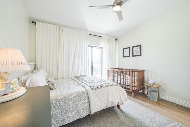 Building Photo - 3207 S Lakeview Cir