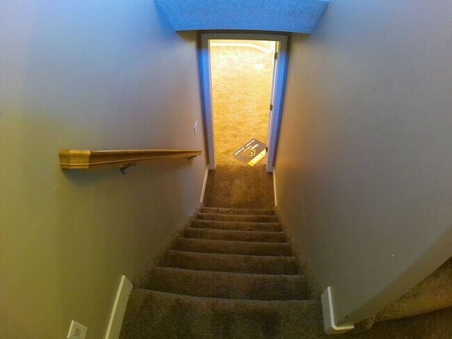 Building Photo - 5 bdrm 3bth Home 3 Car Garage Some utiliti...