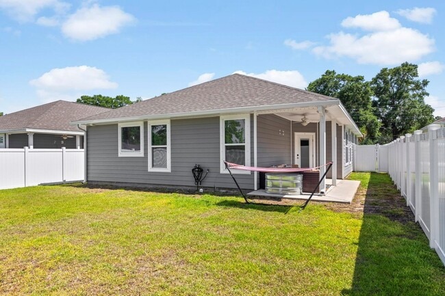 Building Photo - Freeport/Niceville Beauty!