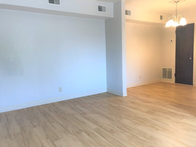 Building Photo - 5712 Phillips Ave