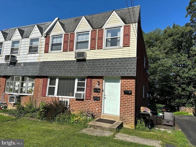 Building Photo - 433 W Jefferson St