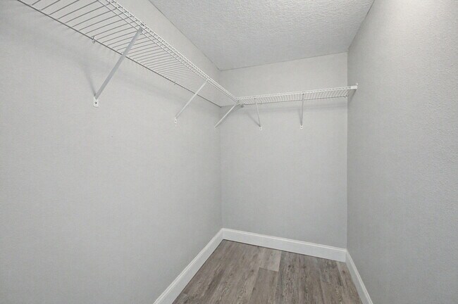 Building Photo - 512 W Bach Dr