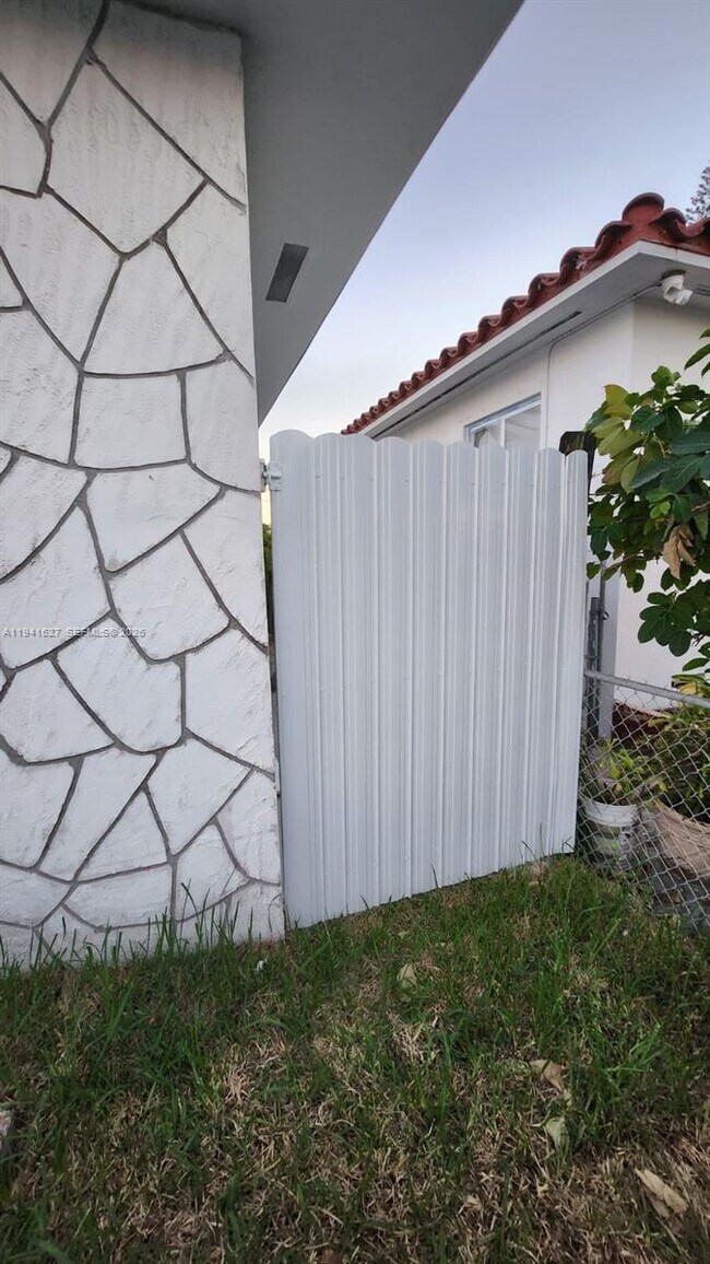 Building Photo - 3312 SW 24th Ter