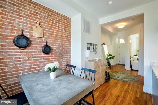 Building Photo - 1214 Linden Pl NE
