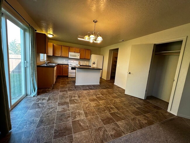 Building Photo - Ready for Move In - Cedar Creek Spacious L...