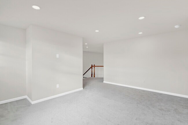 Building Photo - 668 Branson Dr