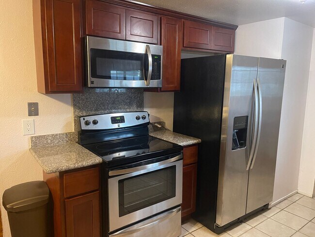 Building Photo - Ideal 4br/2ba single story with chefs kitchen