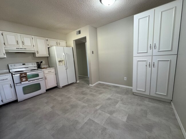 Building Photo - HOT PROPERTY ALERT! Your Dream Starter 3 B...