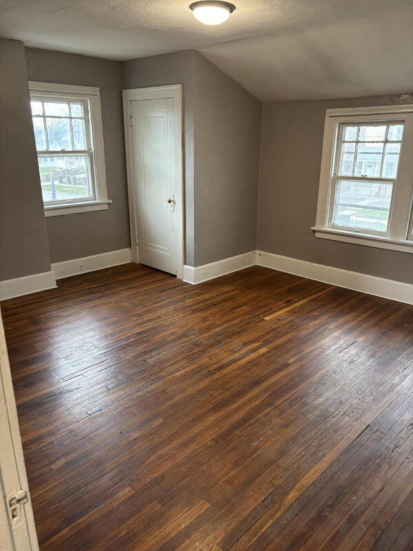 Building Photo - 1302 E 12th St