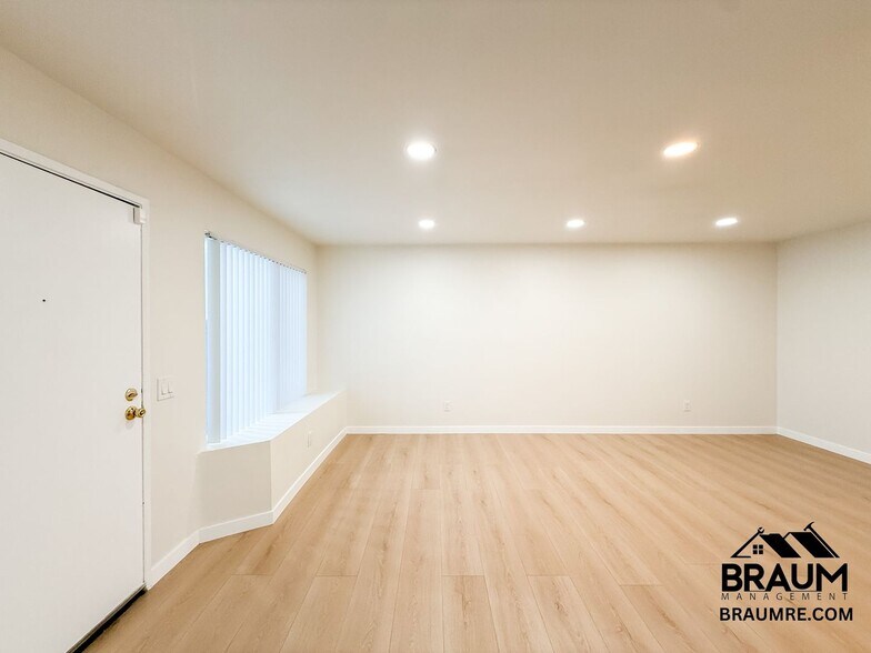 Building Photo - 15000 Burbank Blvd