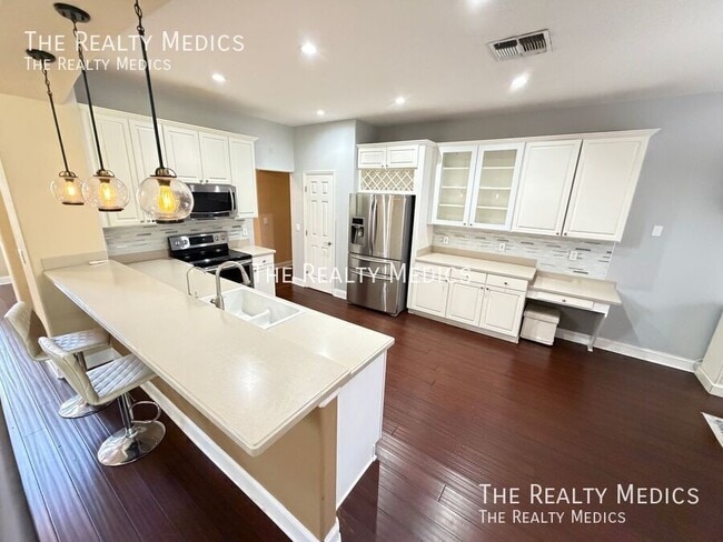 Building Photo - 1565 The Oaks Blvd