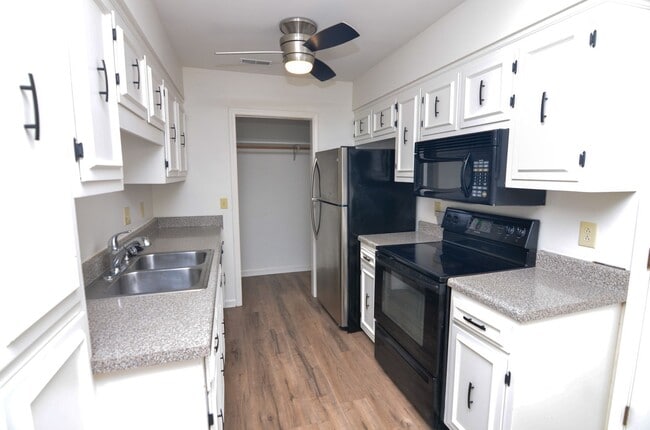 Building Photo - 230 Boxwood