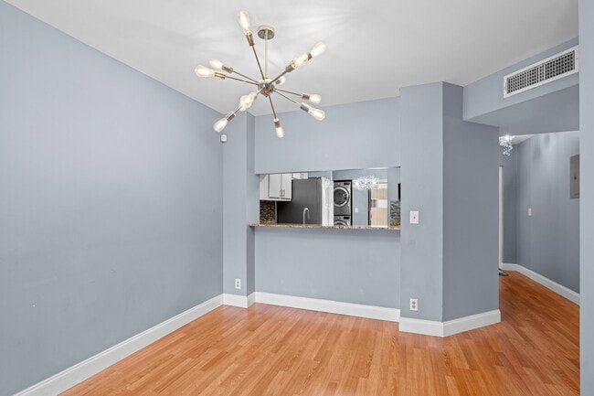 Building Photo - 5545 Courtyard Dr