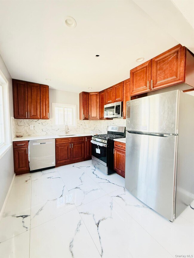 Building Photo - 139-22 Lakewood Ave