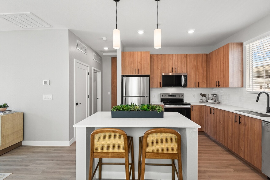 Primary Photo - Verge