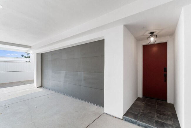 Building Photo - 1542 Manhattan Beach Blvd