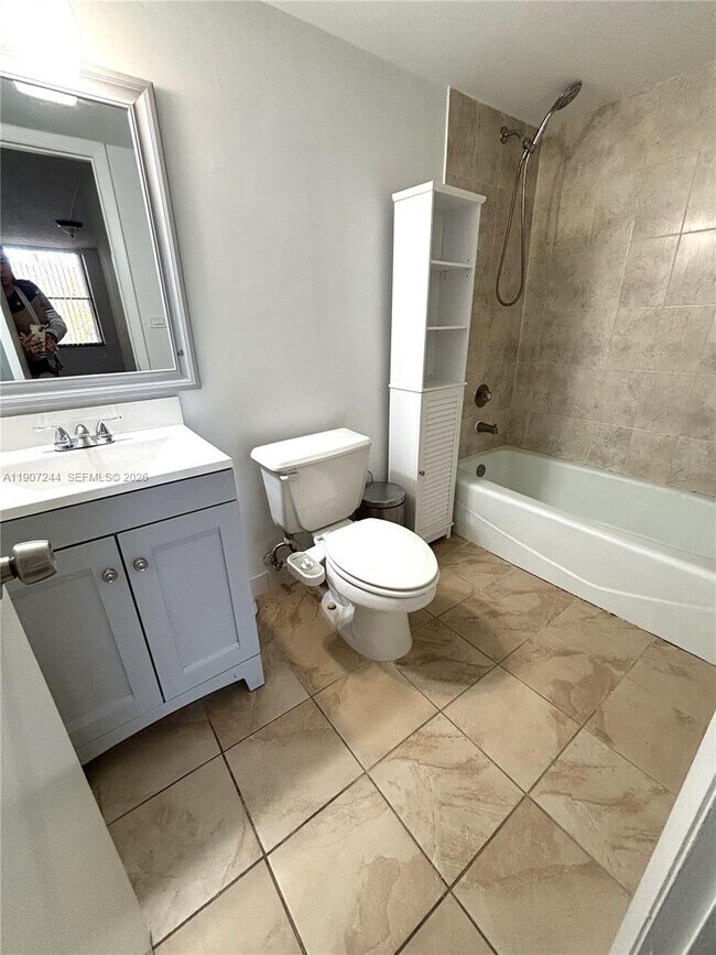 Building Photo - 14321 N Kendall Dr