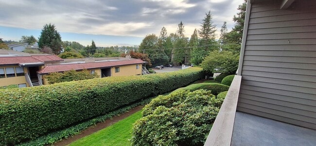 Building Photo - Luxurious 2-Bed, 2-Bath Condo with Spectacular Views and Designer Upgrades in Kirkland!!