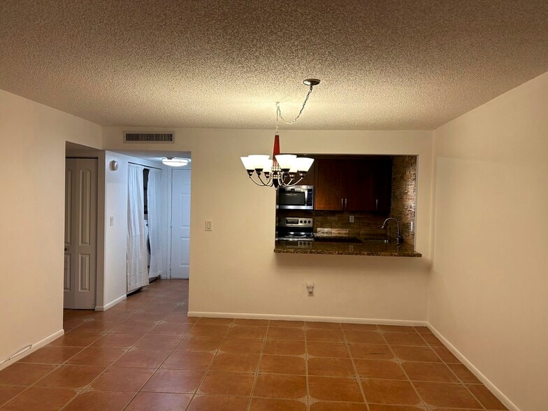 Building Photo - 9301 SW 92nd Ave