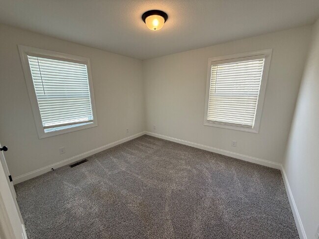 Building Photo - 15 Maple St