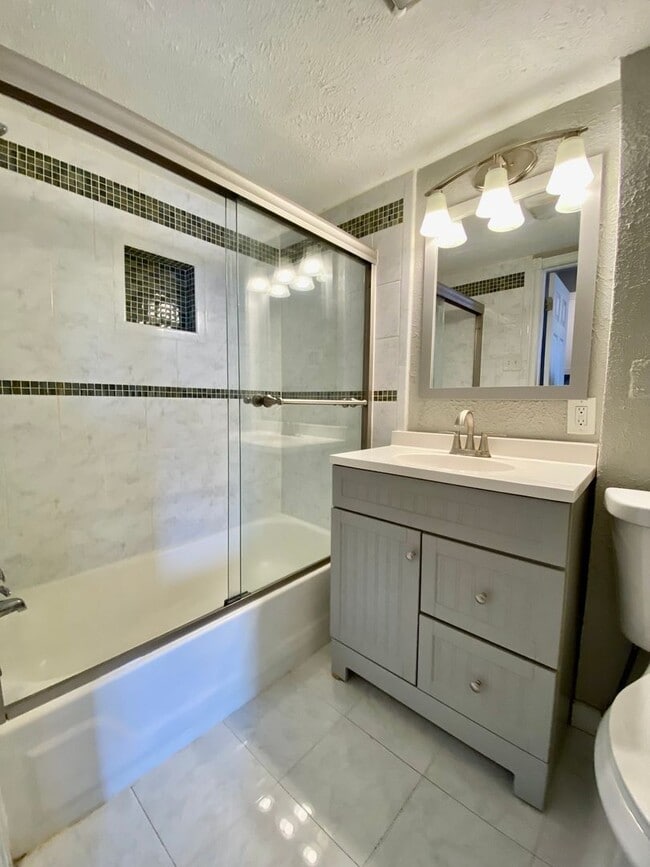 Building Photo - 2335 Sarah St