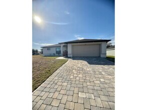 Building Photo - Available Now! 3 Bedroom-2 Bath NW Cape Home