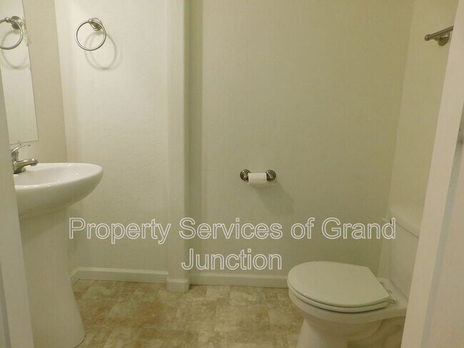 Building Photo - 621 Zenith Ln
