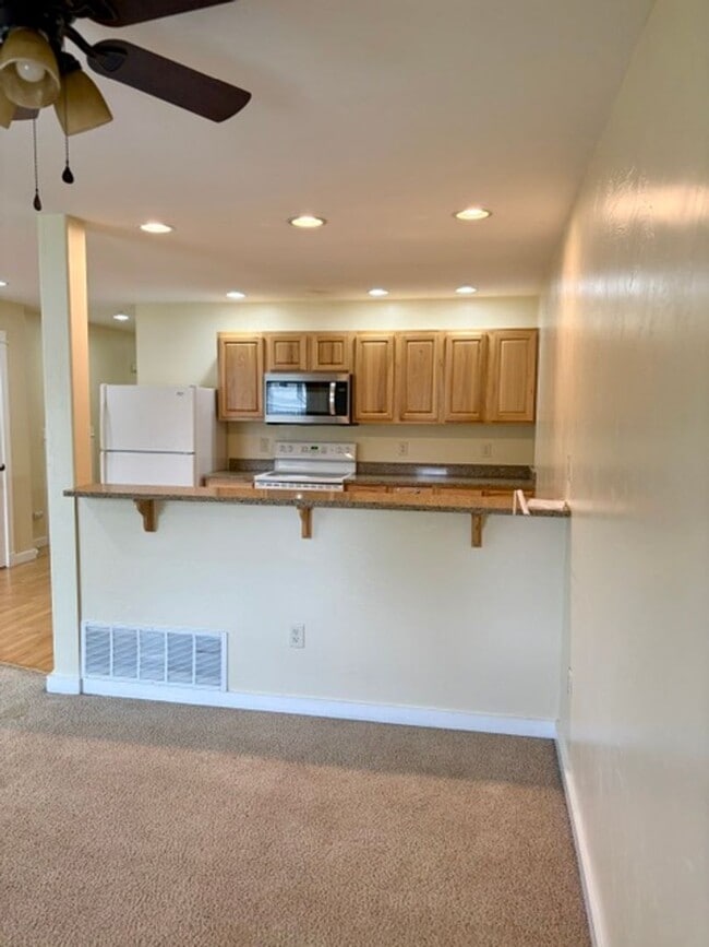 Building Photo - 3 Bedroom, 2.5 Bathroom Townhouse with Fireplace