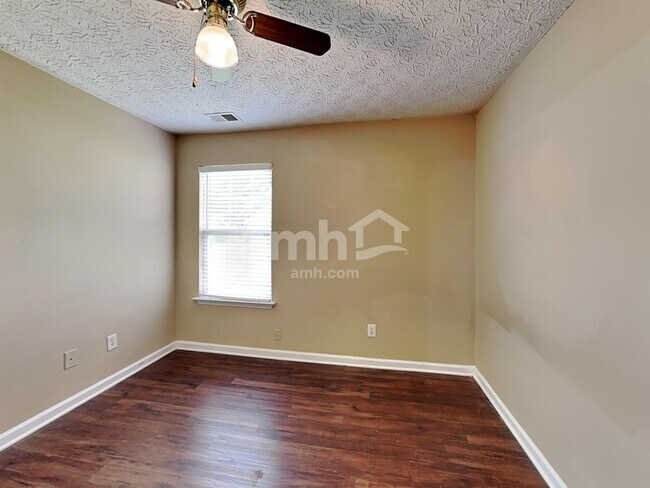 Building Photo - 3817 Majestic Ln SW