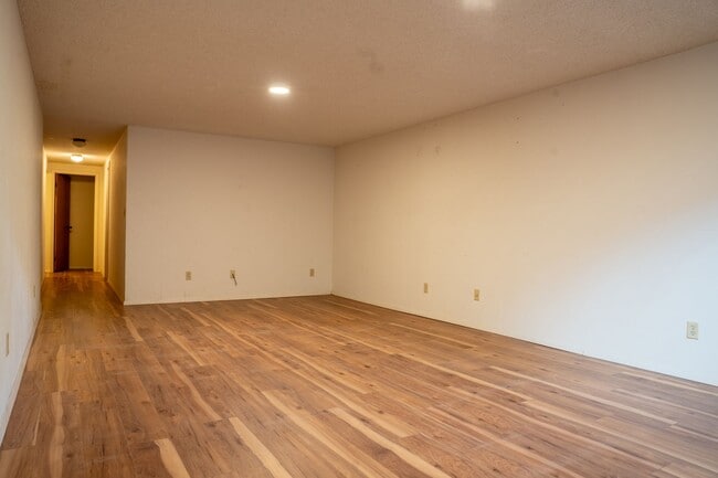 Building Photo - Spacious 6 bedroom home with 3 non conform...