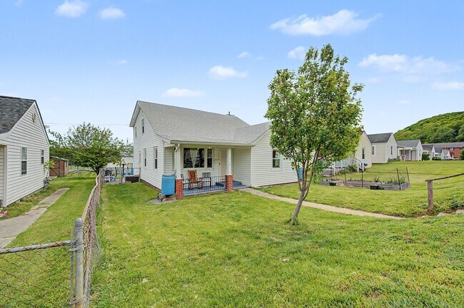 Building Photo - Spacious 5-Bedroom Home Near Radford University